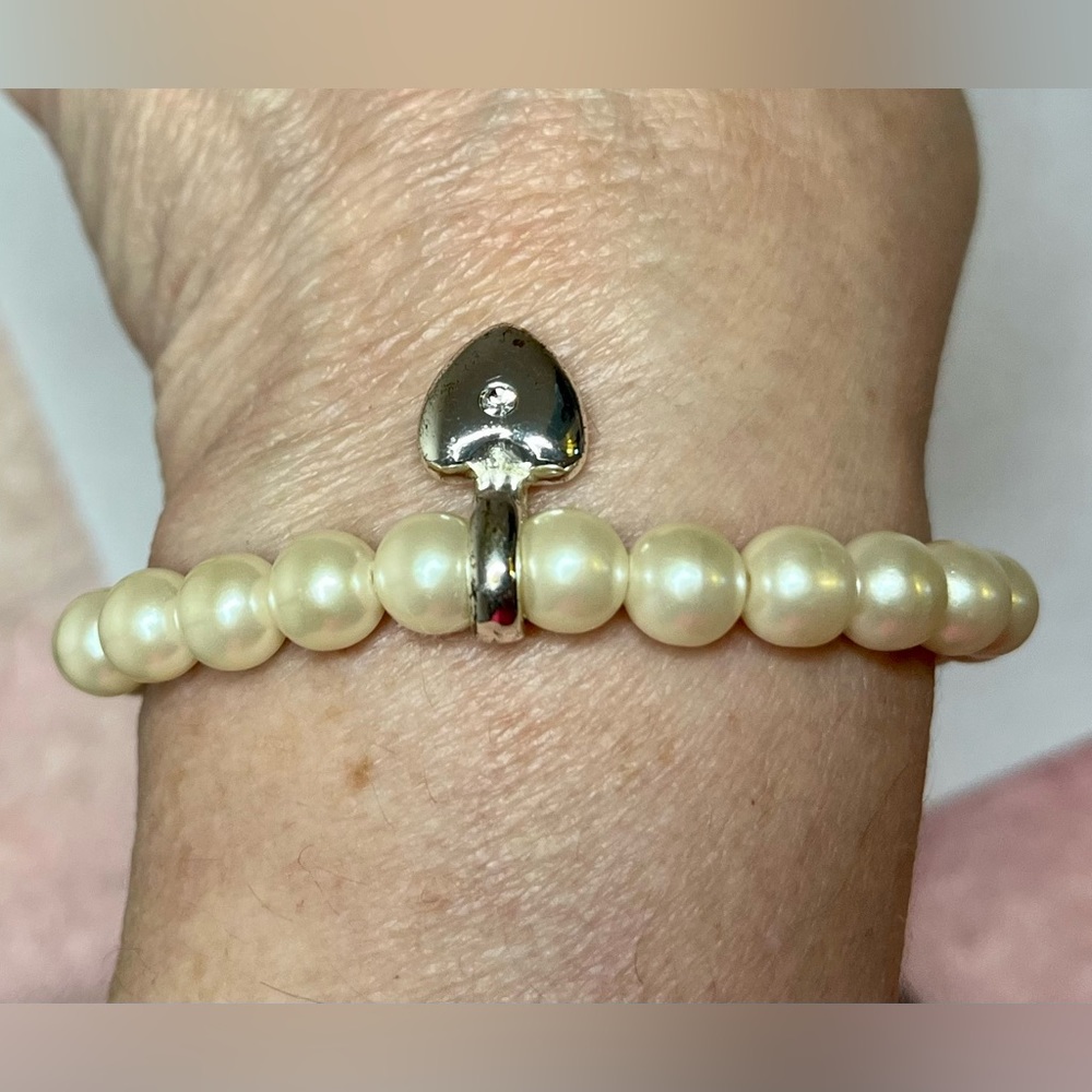 Faux pearl elastic heart charm bracelet jewrlry